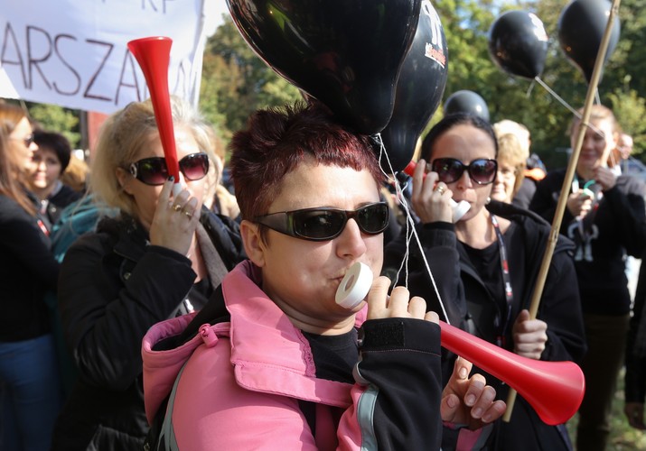 Pikieta pracowników sądów i prokuratur przed ministerstwem sprawiedliwości