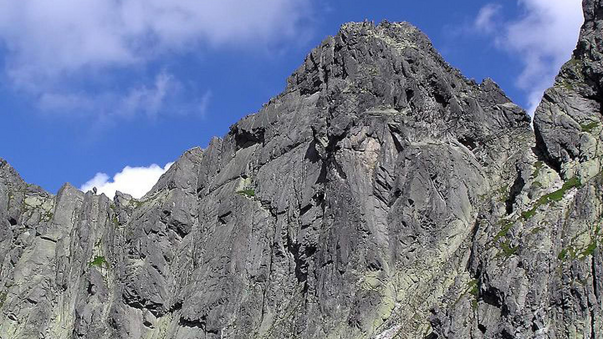 33-letni turysta z Warszawy odpadał od skalnej ściany Zamarłej Turni (2176 m n.p.m.), która jest częścią jednego z najtrudniejszych szlaków w polskich Tatach - Orlej Perci. Mężczyzna zginął na miejscu. To już czwarta ofiara Orlej Perci w tym roku.