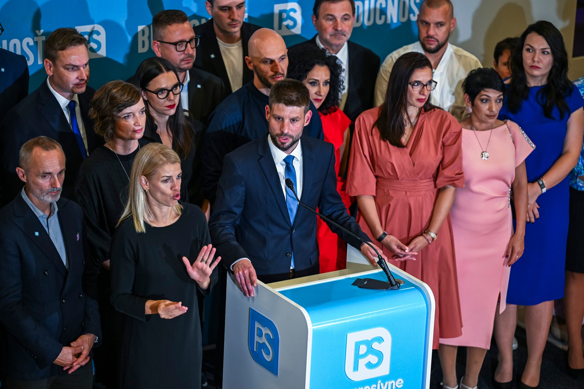 Uprostred predseda Progresívneho Slovenska (PS) Michal Šimečka