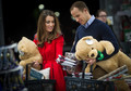 Sobowtóry Williama i Kate na zakupach świątecznych