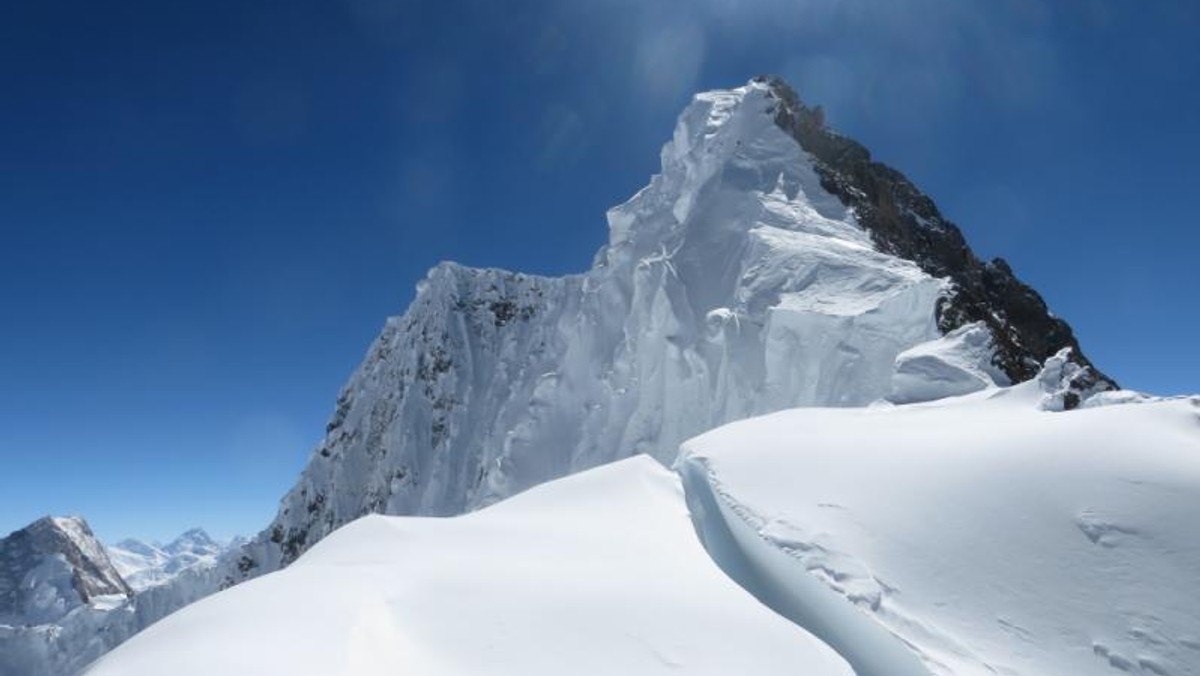 Agnieszka Bielecka, Marek Chmielarski i Piotr Tomala zdobyli w czwartek Broad Peak (8051 m n.p.m). Wszyscy są uczestnikami wyprawy Polskiego Himalaizmu Zimowego im. Artura Hajzera.