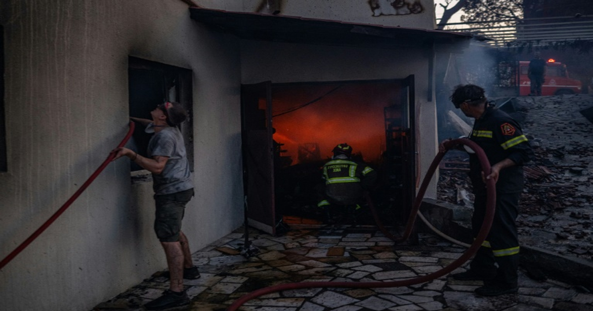 Grèce : les pompiers luttent contre les incendies au 2e jour