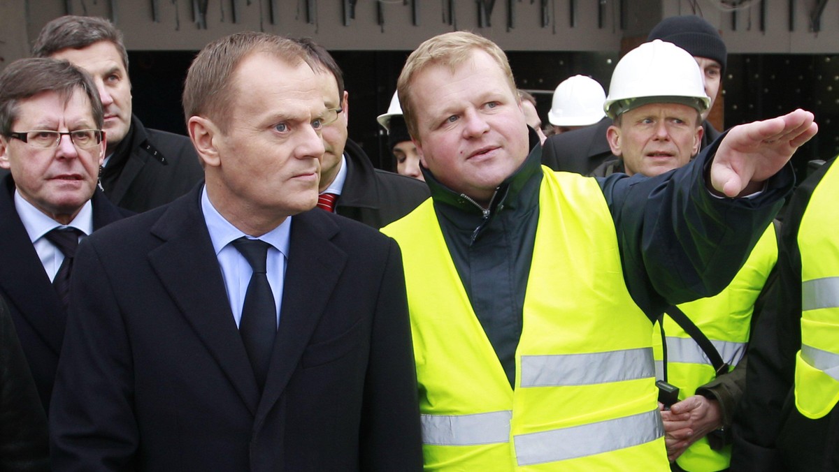 W specjalnym sondażu dla "Faktów" TVN Polacy ocenili premiera Donalda Tuska. Dla ponad 40 proc. Tusk jest "średnim" szefem rządu.