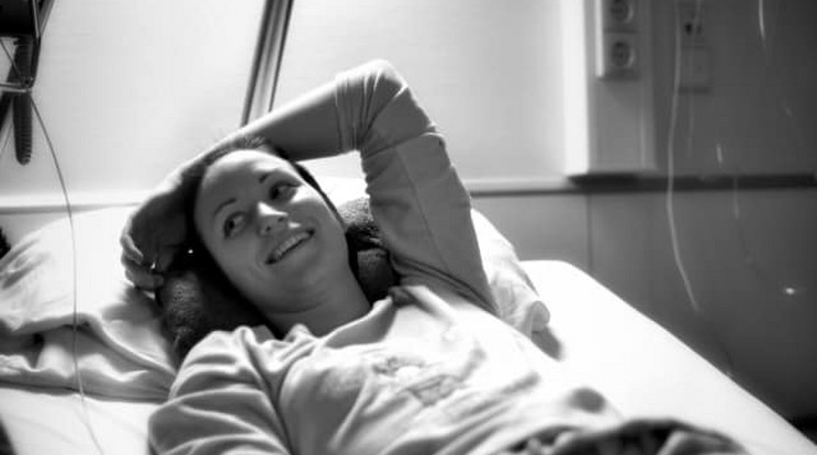 Selmeci Sarolta a kórházban is igyekezett jókedvű lenni, nagyon szeretett volna meg-gyógyulni./ Fotó: Facebook