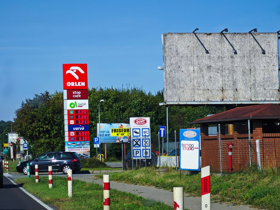 Szyld Orlenu to jedna z pierwszych rzeczy, jaką Niemiec widzi po przekroczeniu granicy