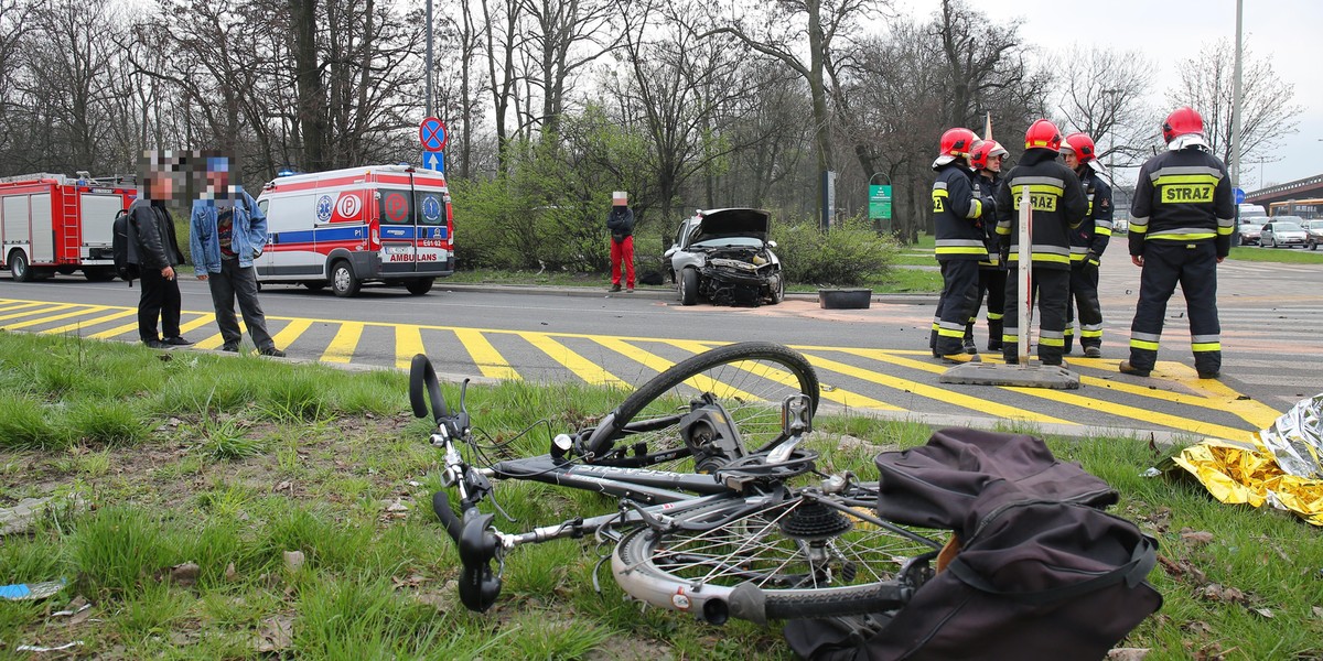 Wypadek na Mickiewicza przy Włókniarzy. Ranny rowerzysta