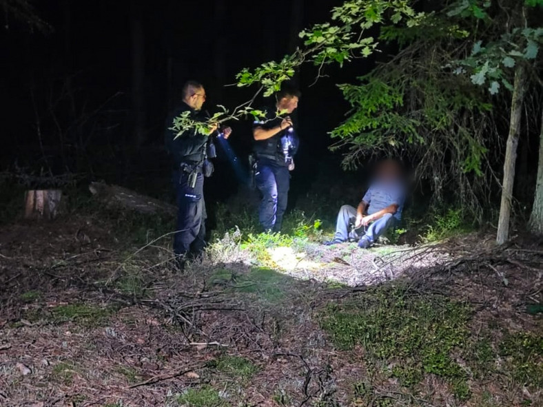 Policja znalazła 69-latka zagubionego w lesie
