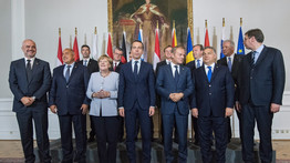 Zavarbaejtő kép Merkelről és Orbánról