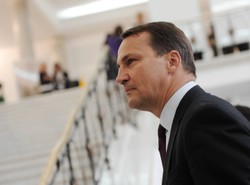 Sikorski: Nikt nie proponuje bojkotu sportowego Euro 2012
