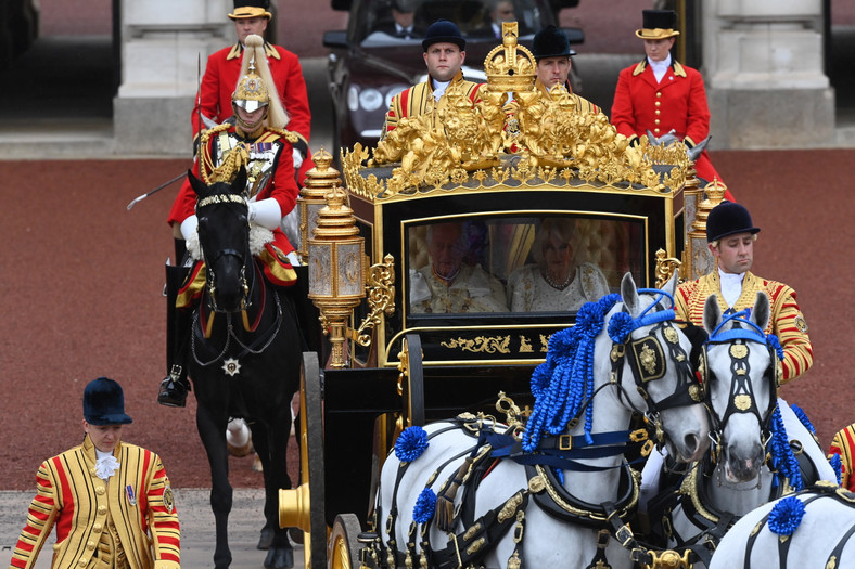Karol III i Camilla w drodze do Opactwa Westminsterskiego.