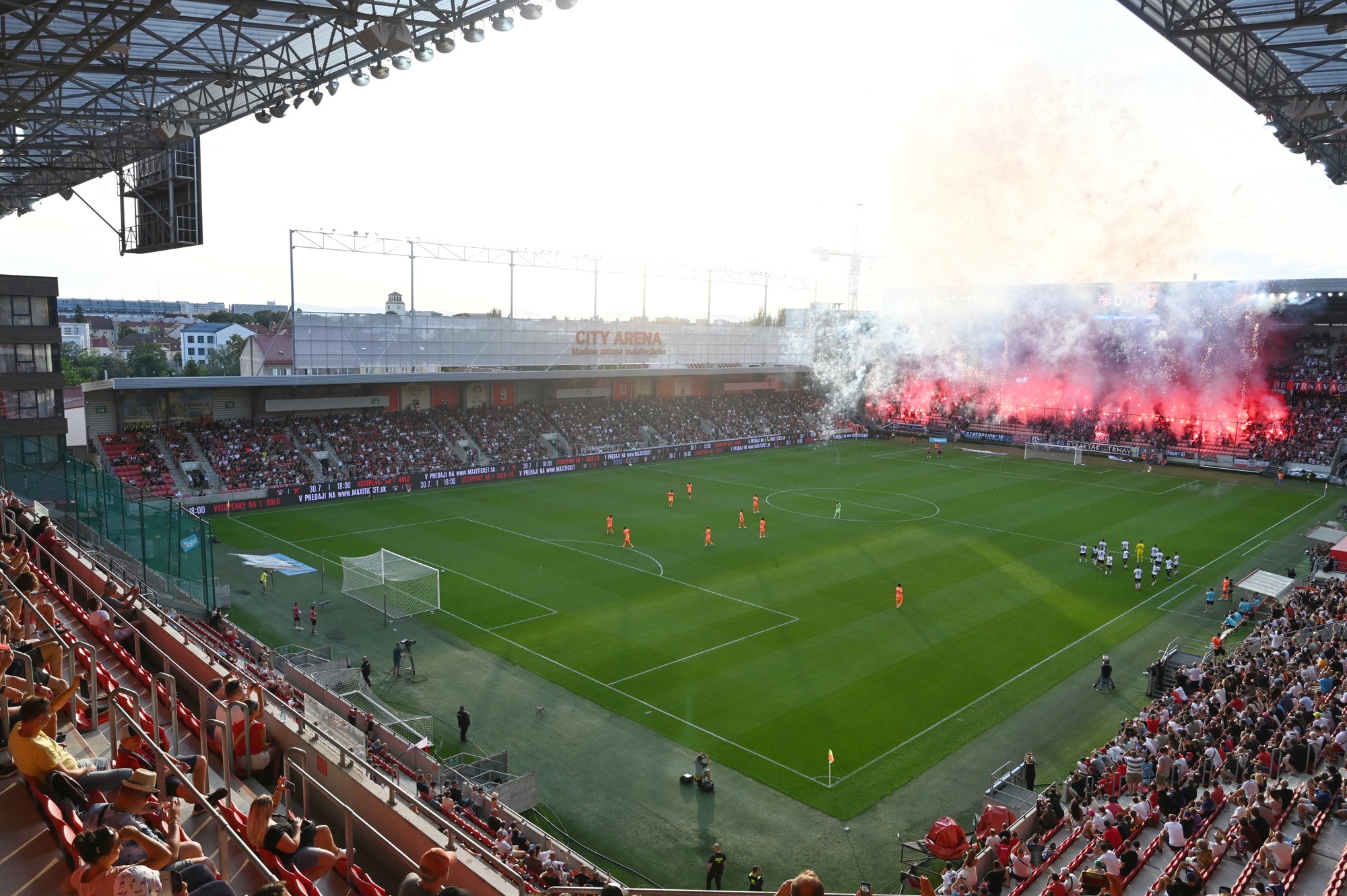 Fanúšikovia počas zápasu k oslavám storočnice Spartaka Trnava medzi FC Spartak Trnava a Valencia CF.