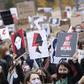 28.10.2020 Warszawa . Protest  Idziemy na Spacer  - spod siedziby skrajnie konserwatywnej prawicowej organizacji Ordo Iuris (na ul. Zielnej 39) . Siodmy dzien w Polsce trwaja masowe protesty i demonstracje po orzeczeniu TK - legalna aborcja w przypadku ciezkich i nieodwracalnych wad plodu jest niezgodna z konstytucja ( trybunal Julii Przylebskiej jest calkowicie kontrolowany przez szefa patii rzadzacej Jaroslawa Kaczynskiego ) 