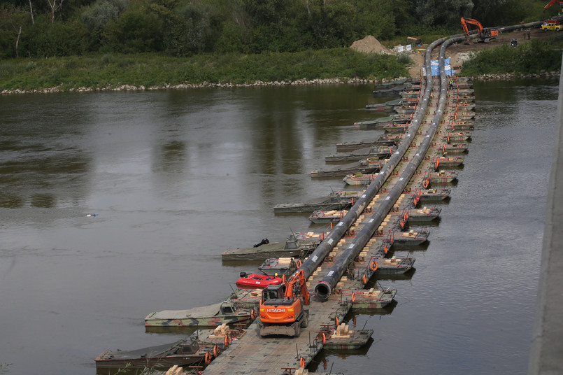 Warszawa: Próbny przesył ścieków rurami po moście pontonowym może potrwać do 72 godzin
