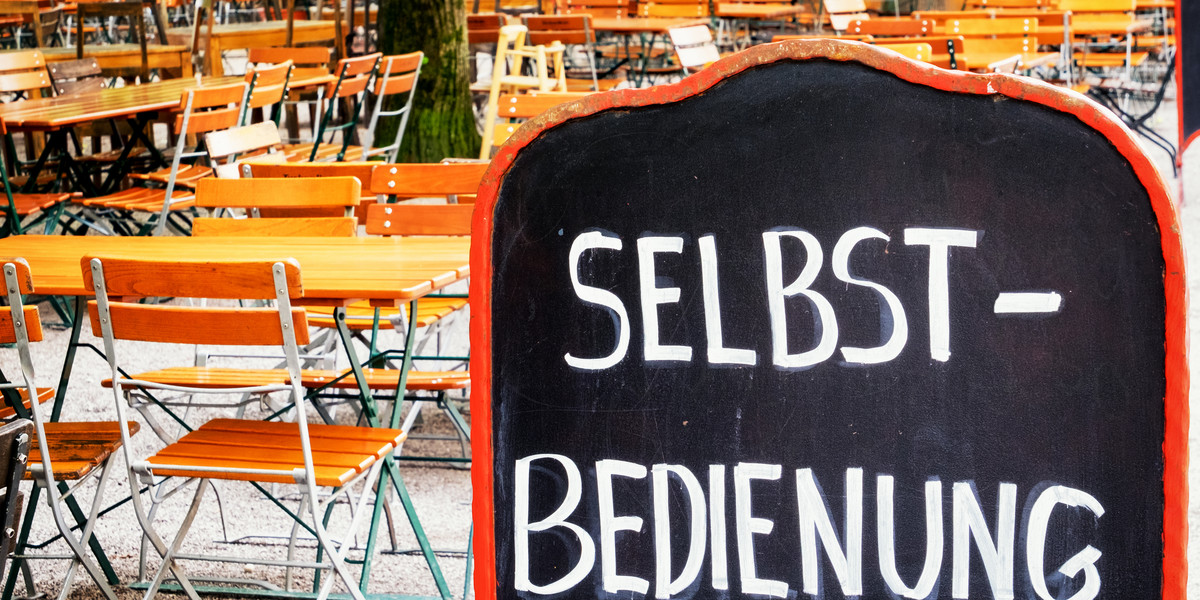 Napisy "Selbstbedienung", czyli "samoobsługa" coraz częściej witają gości niemieckich restauracji