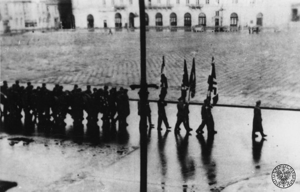 Pogrzeb dowódcy SS i Policji na Dystrykt Warszawa Franza Kutschery na warszawskim placu Saskim. Zdjęcie wykonane z ukrycia, 1944 r.