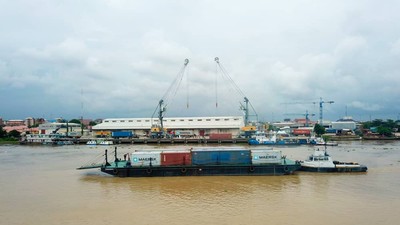 FG concessions Onitsha port for 30 years. [Twitter/@Champele]