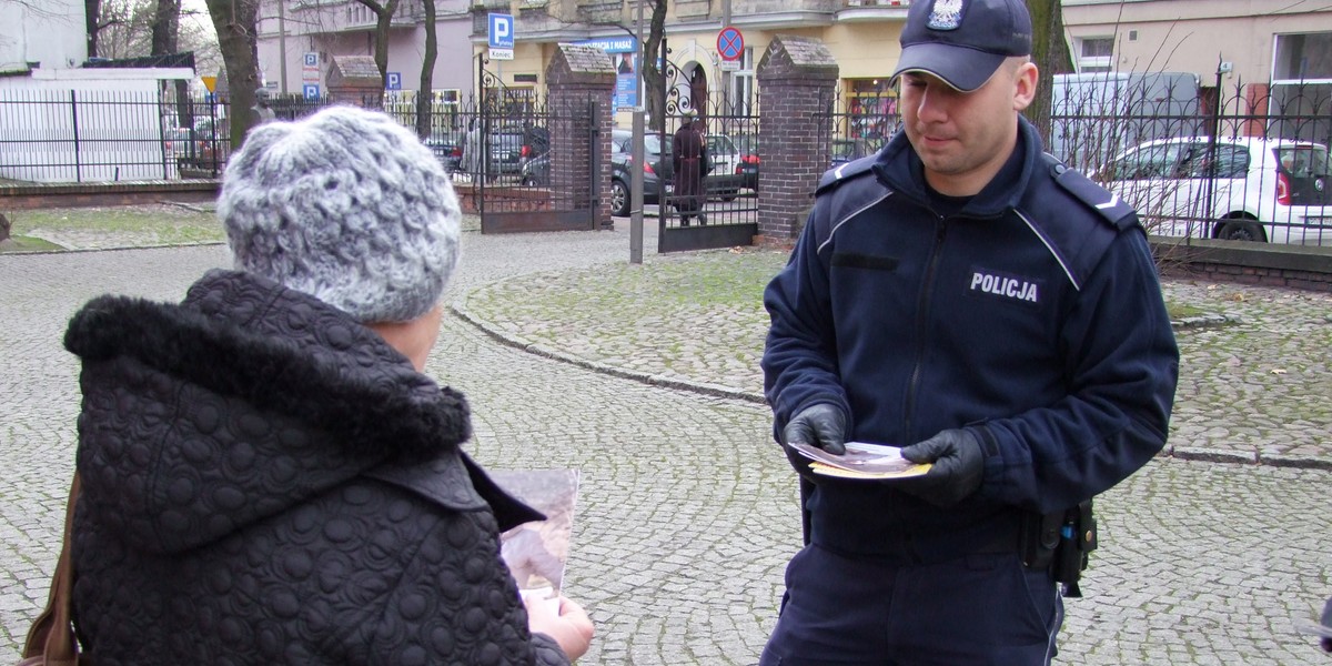 Oszuści polują na seniorów.