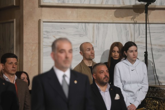 (FOTO) ALEKSANDAR SOFRONIJEVIĆ NA PONOĆNOJ USKRŠNJOJ LITURGIJI Izveo ženu Kosanu i ćerku Taru iz porodilišta, pa se pričestio u Hramu Svetog Save