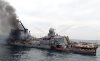 Rosjanie próbują wydostać rakiety i tajne dokumenty z zatopionego krążownika Moskwa