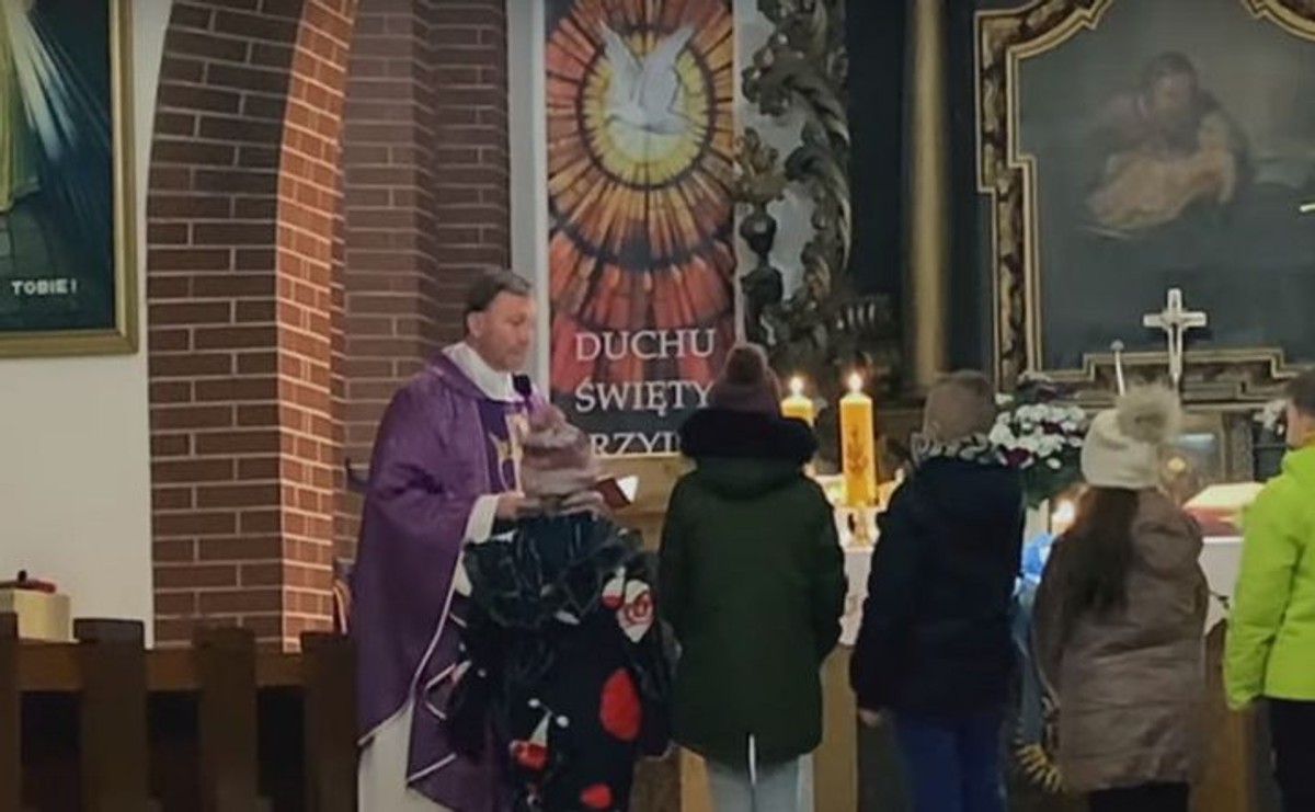 Ksiądz Dariusz Olejniczak prowadzi rekolekcje mimo zakazu sądowego / screen z filmu "Tylko nie mów nikomu"