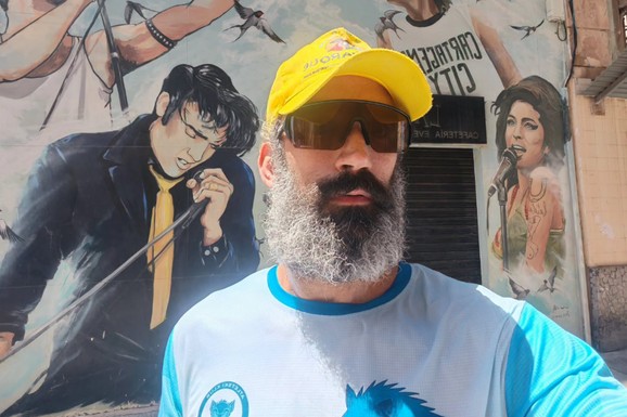 DRAMATIČAN APEL GLUMCA (42) SA LETOVANJA! Hitno se oglasio: "Opaka bakterija nas je razvalila, imam rupu od 2 centimetra na nozi"