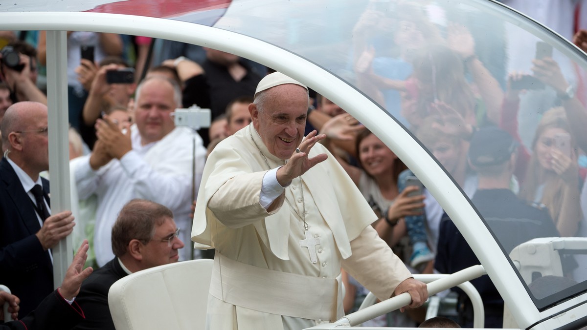 Dziś rano papież Franciszek przybył z Krakowa do Częstochowy na kolejną odsłonę ŚDM 2016. W drodze na Jasną Górę pozdrawiał zgromadzonych na trasie przejazdu wiernych; pogładził po twarzy i ucałował niepełnosprawną dziewczynkę w wózku. Po przybyciu do sanktuarium papieża przywitali duchowni.