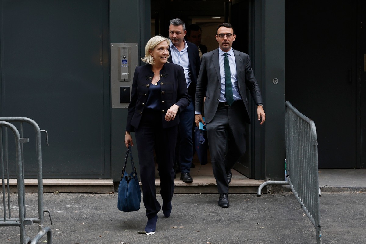 Francuska posłanka do parlamentu z ramienia skrajnie prawicowej partii Rassemblement National (RN) Marine Le Pen ze swoim specjalnym doradcą Renaudem Labaye opuszczają siedzibę partii w Paryżu