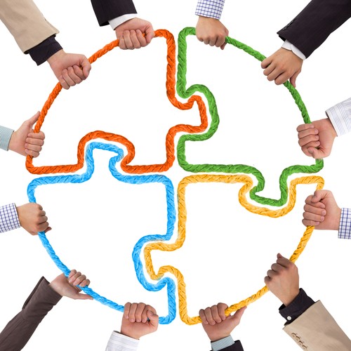 Pokolenie Y lubi pracę w grupach. Z własnymi zespołami identyfikują się często bardziej niż z samą firmą. Z tego względu zadaniem dla pracodawcy jest dbanie o dobre relacje, współpracę, integrację i zespołową lojalność w firmie. Niezwykle ważna jest też spójność wewnętrznej komunikacji.