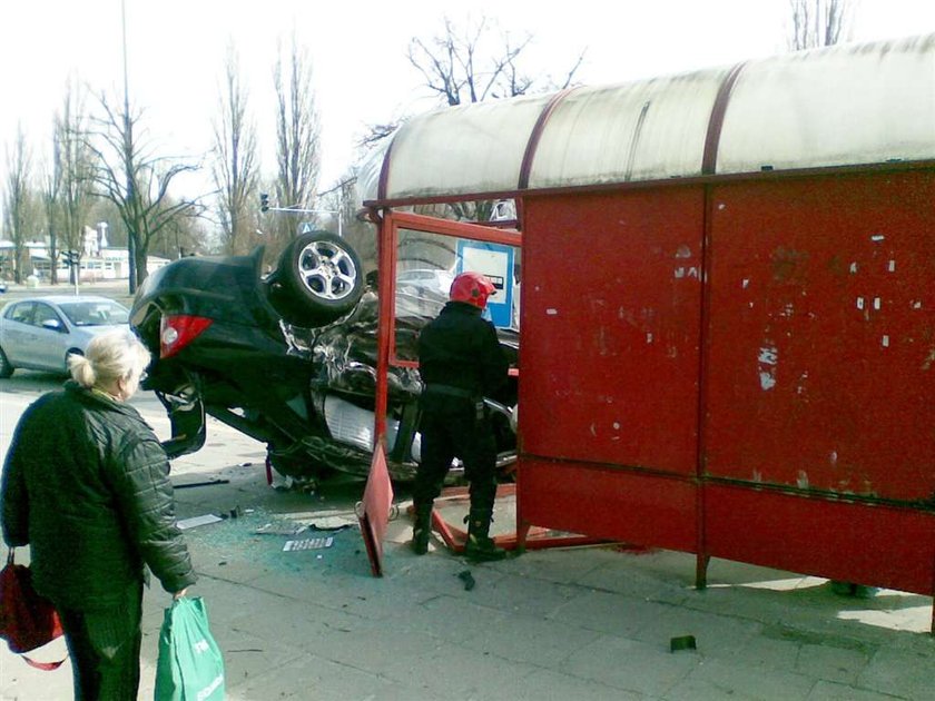 Auto zmiażdżyło przystanek! Cudem nikt nie zginął!