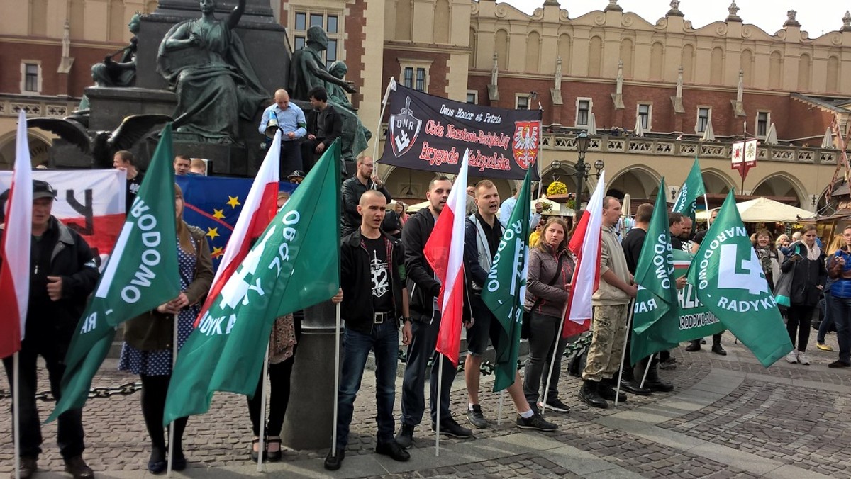 — Sytuację na pogrzebie Zygmunta Szendzielarza odbieram jako chichot historii. Major Łupaszka był żołnierzem AK, jednym z jej najlepszych dowódców polowych, a na Powązkach odbyła się manifestacja ruchów radykalnie narodowych, z ich symboliką i płonącymi racami, które kojarzą się raczej z meczem piłki nożnej niż powagą pogrzebu — mówi w wywiadzie dla "Polityki" historyk prof. Rafał Wnuk. — Łupaszka na Białostocczyźnie musiał z narodowcami walczyć, trupy padały po obu stronach — dodaje.