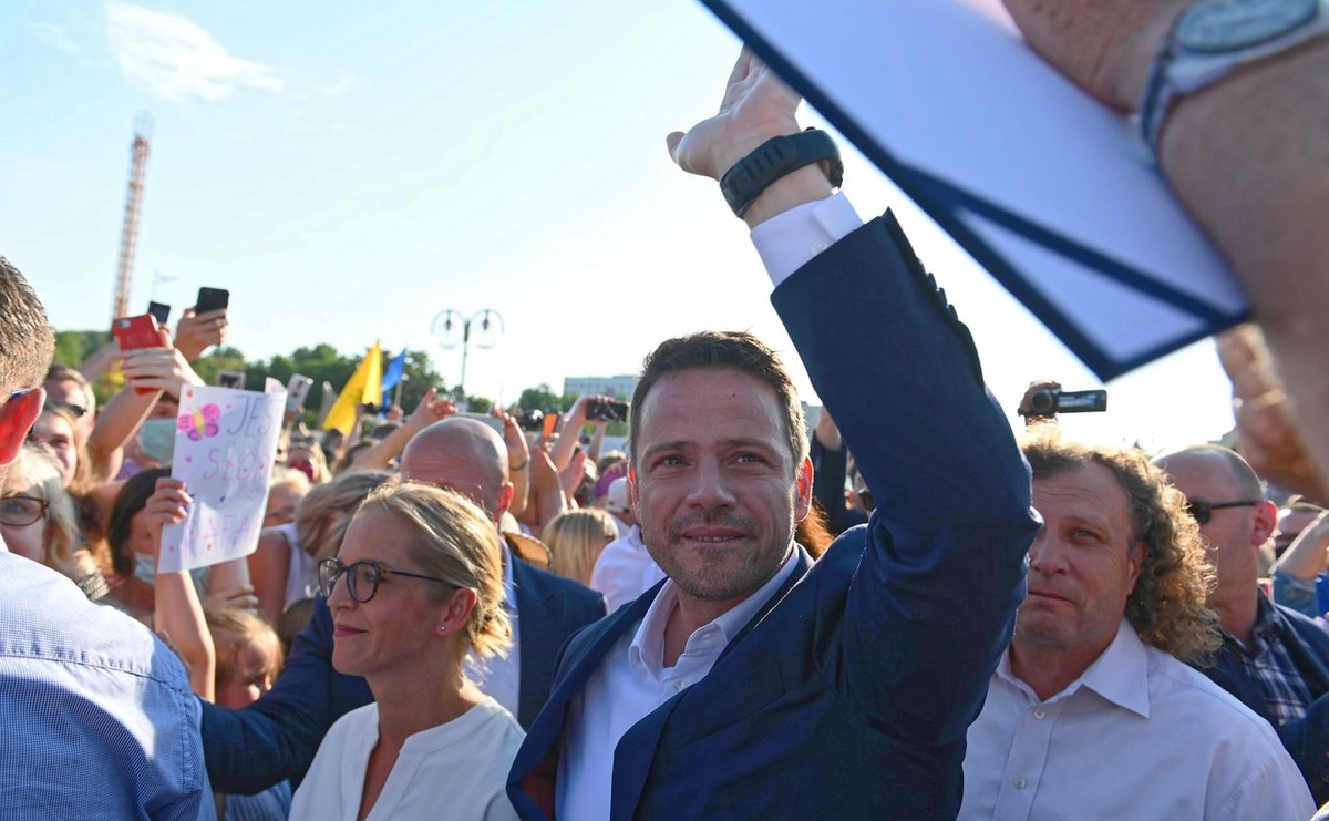 Gdynia, 17.07.2020. Prezydent Warszawy Rafał Trzaskowski (C) z żoną Małgorzatą (L) oraz prezydent Sopotu Jacek Karnowski (P) podczas spotkania z mieszkańcami w ramach oficjalnego zakończenia kampanii prezydenckiej, 17 bm. na Skwerze Kościuszki w Gdyni. (mr) PAP/Jan Dzban