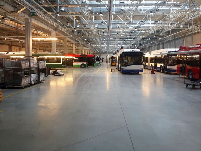 Nowa hala w Bolechowie ze stanowiskami przygotowanymi dla autobusów elektrycznych (w tym trolejbusów i autobusów hybrydowych).