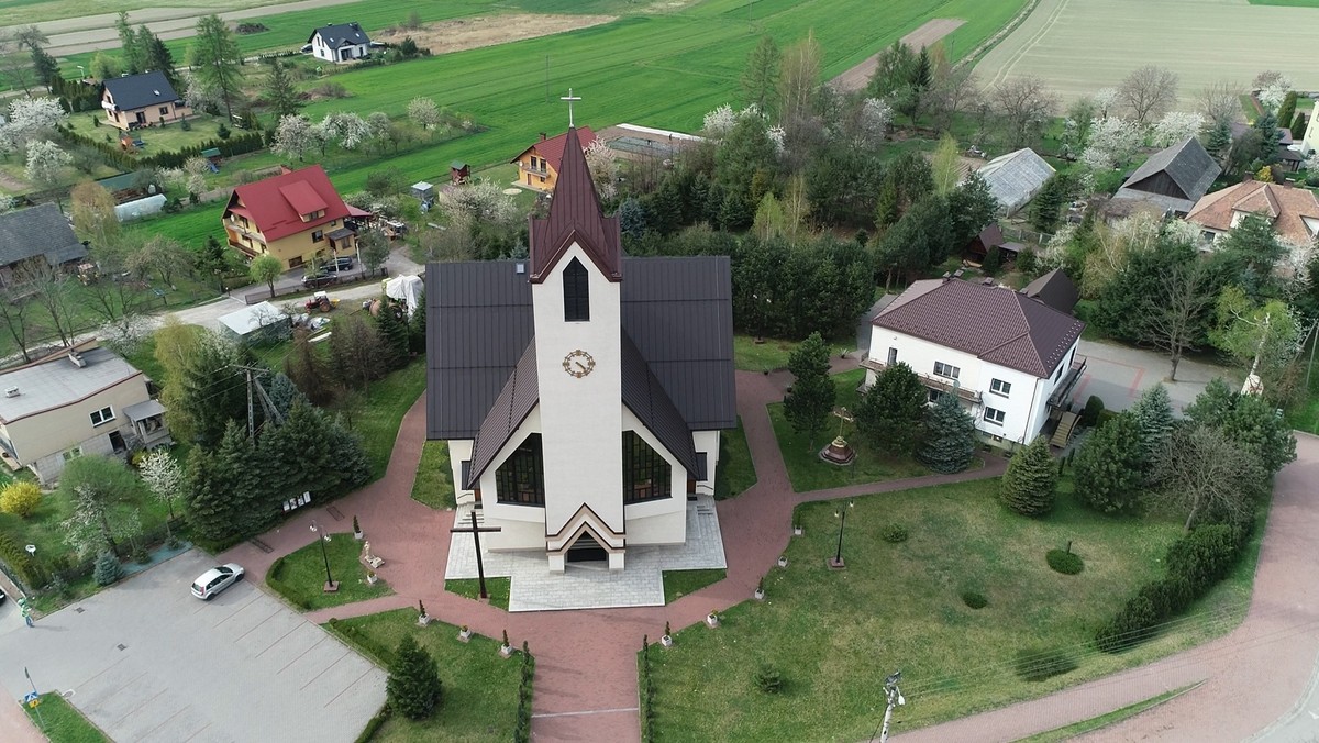 Pogłoski o odwołaniu proboszcza wzburzyły parafian. “Trudniej być katolikiem” 