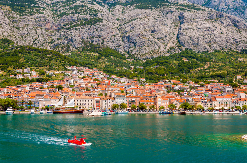 Miasto Makarska, widok na nabrzeże. Chorwacja