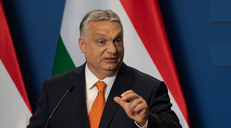 Orbán Viktor meghajolt egy idős néni előtt / Fotó: Northfoto