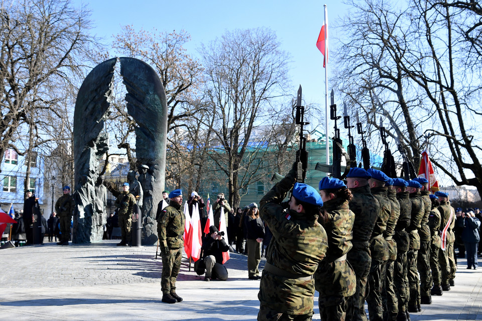Uroczystość złożenia wieńców przed Pomnikiem Armii Krajowej w Kielcach