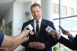 Czarnek broni podręcznika do HiT. "Antypolska pedagogika wstydu"