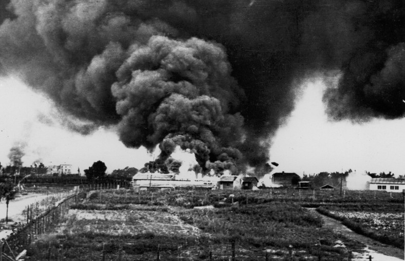 Płonące baraki dla bezdomnych przy ul. Felińskiego, nieopodal Dworca Gdańskiego, sierpień 1944 r.