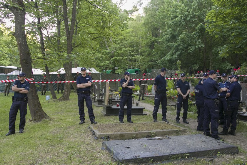 Borusewicz nie mógł wejść na cmentarz. „Nie odpuszczę im!"