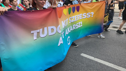 Pride: ellentüntetők várták a felvonulókat a Fővám téren, majd mindenki átment Budára – fotók