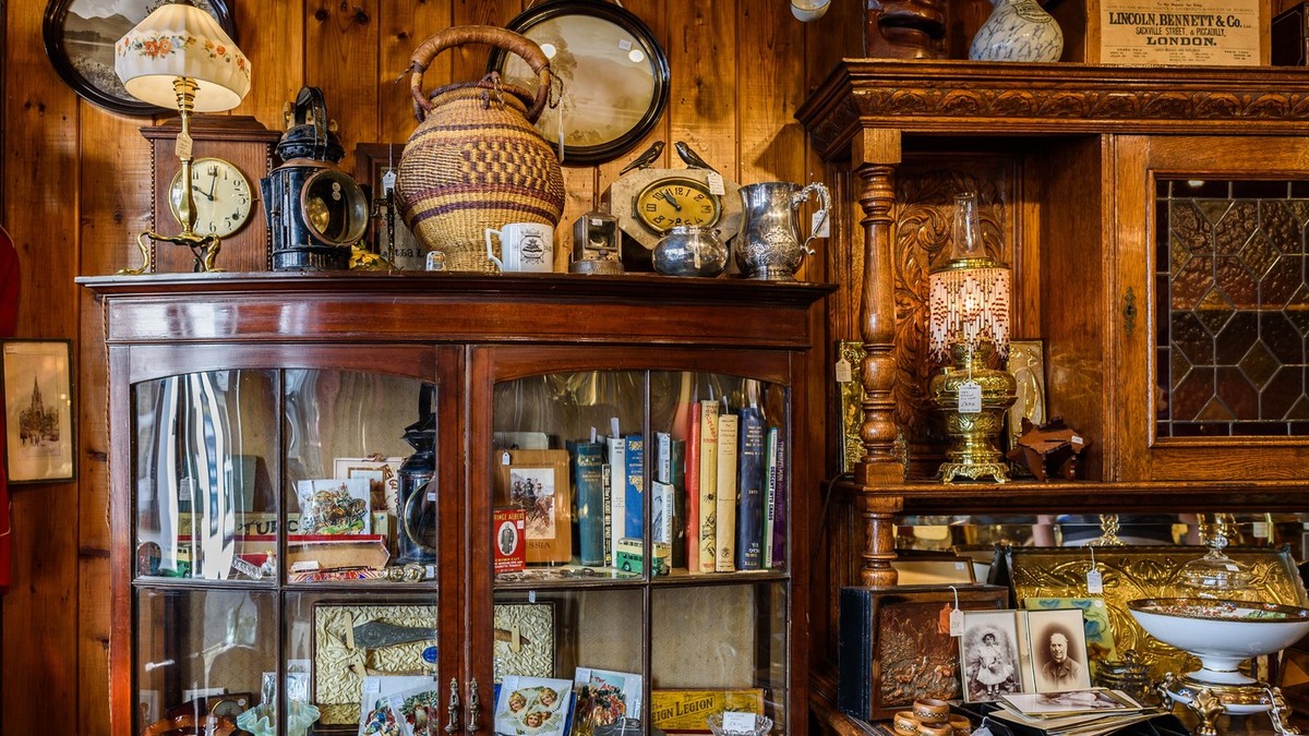 Starinska komoda - ilustracija