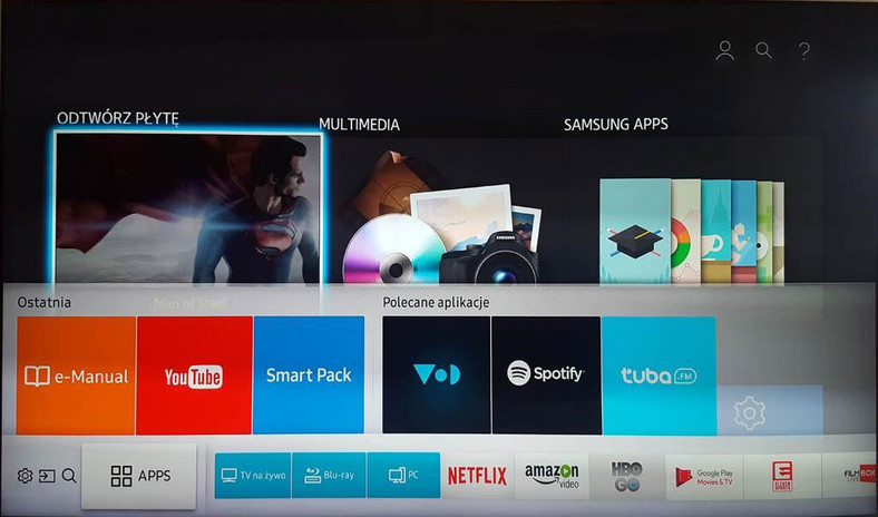 Obaj uczestnicy porównania mają płynnie działające, przejrzyste i bogate funkcjonalnie moduły Smart TV. Pod względem liczby aplikacji wygrywa Samsung, ale zestaw podstawowych aplikacji związanych ze streamowaniem treści wideo z internetu jest praktycznie tożsamy. 