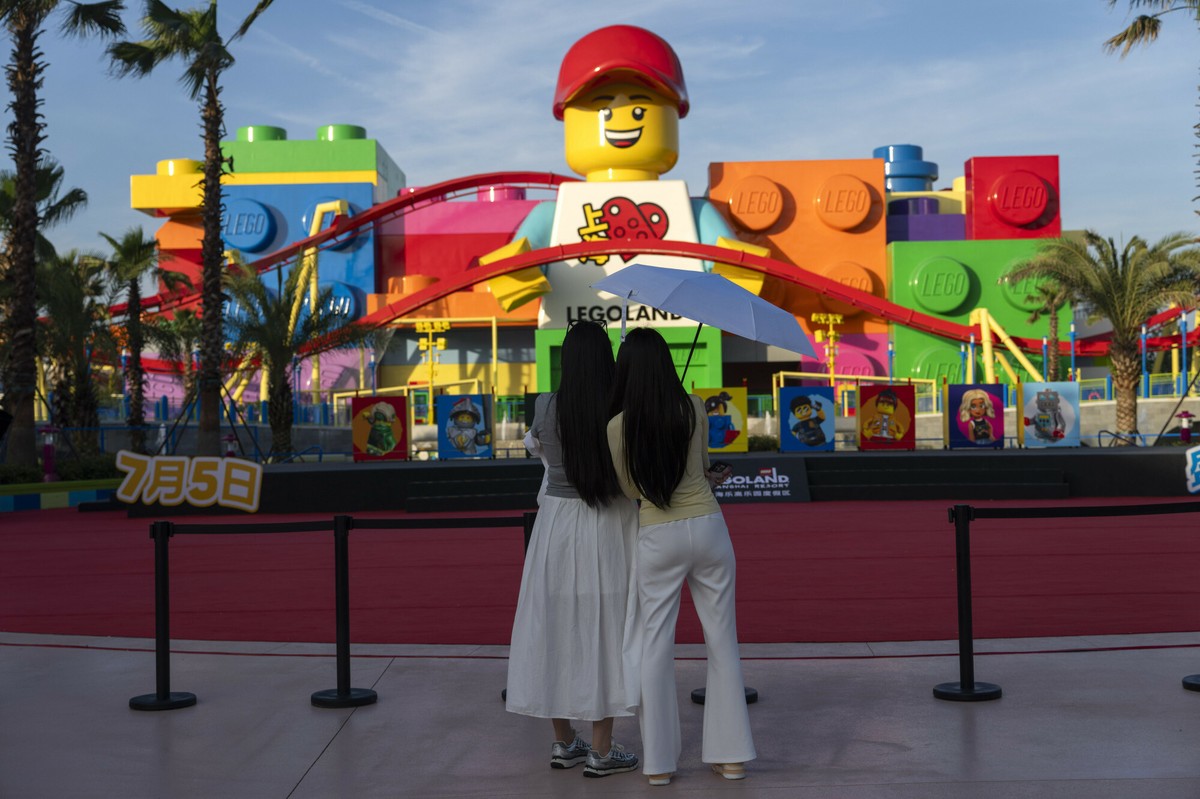 Pierwszy Legoland w Chinach. Tysiące gości i nieznośny upał