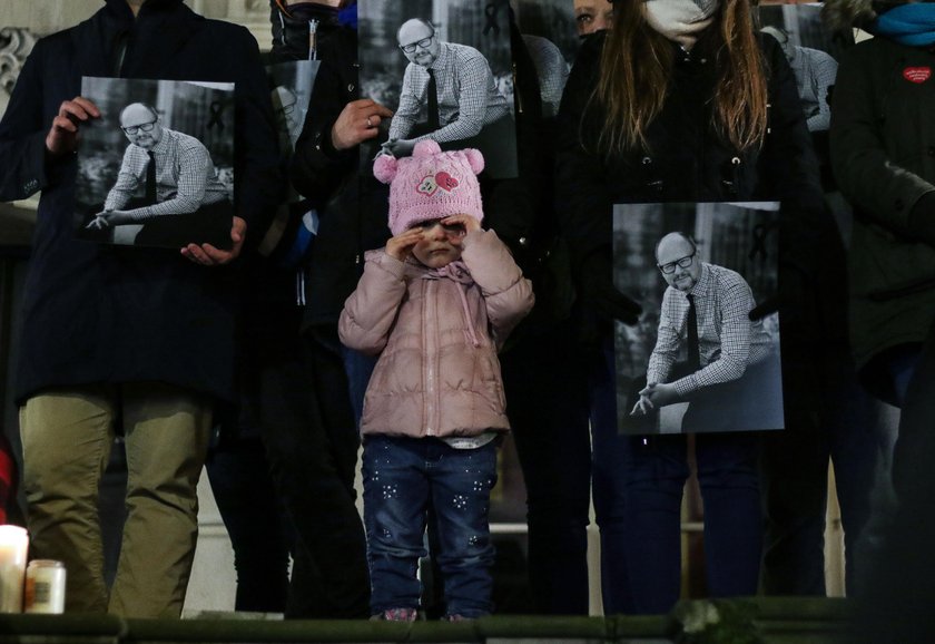 Polacy uczcili pamięć Pawła Adamowicz. Na ulicach tysiące ludzi