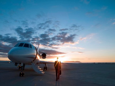 Loty bogaczy na celowniku ekologów. Wielki popyt, brakuje samolotów