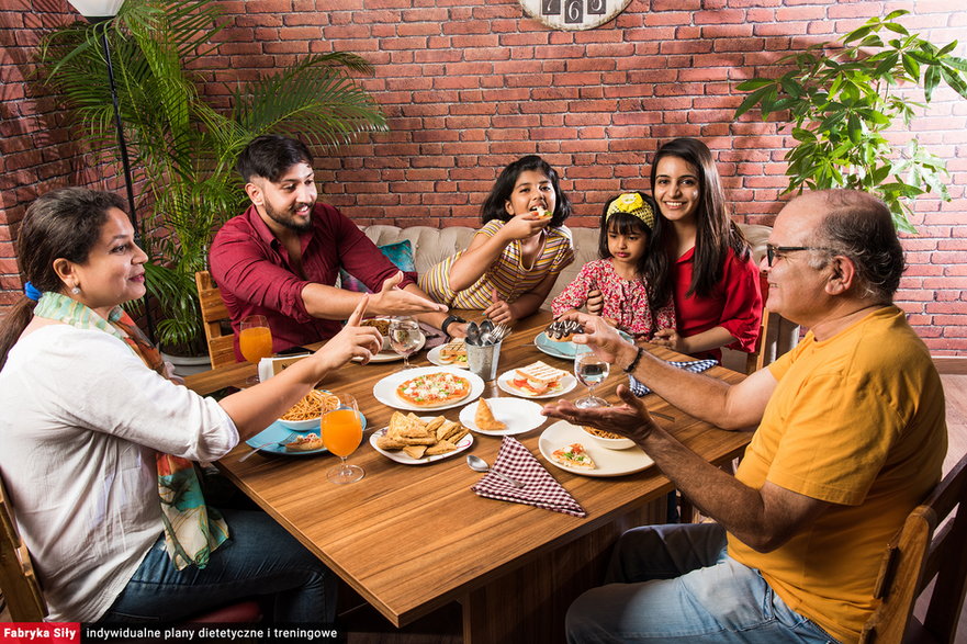 W Indiach posiłki spożywa się w gronie rodziny lub znajomych