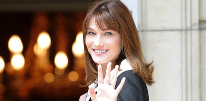 Carla Bruni plotkuje o Elżbiecie II