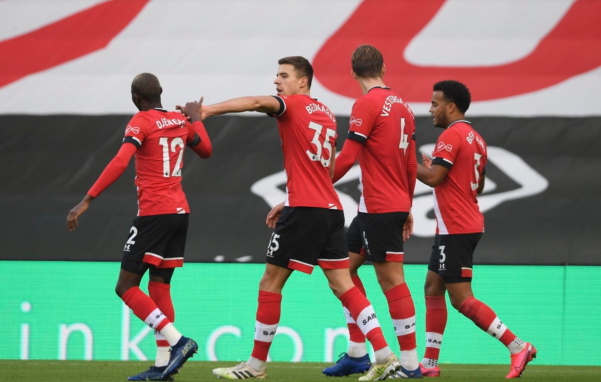 Jan Bednarek (drugi z lewej) cieszy się z kolegami ze zdobytej bramki
