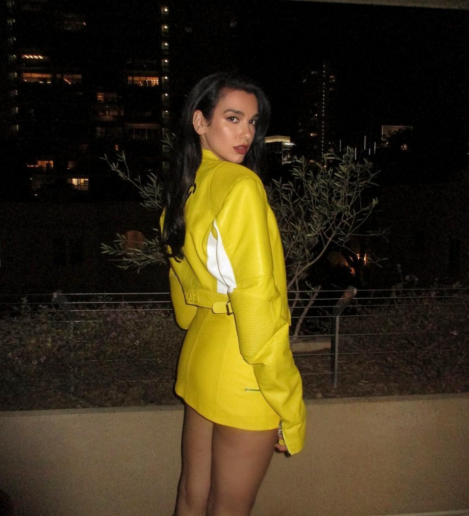 Dua Lipa a GCDS márka Spongyabob-szettjében