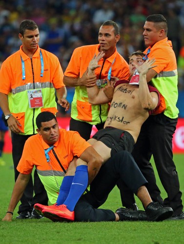 Półnagi kibic wtargnął na murawę w czasie finału mundialu Argentyna - Niemcy